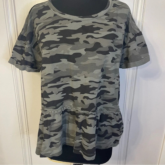 The Sweatshirt Project Camo Short Sleeve Peplum Ruffle Top Size Medium‎ - Picture 1 of 8